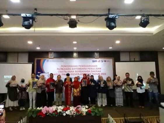 CuplikCom-10-Penulis-Asal-Indramayu-Raih-Piala-Pada-Sayembara-Menulis-Cerita-Anak-Tingkat-Jawa-Barat-08072023105144-1688787975101.jpg