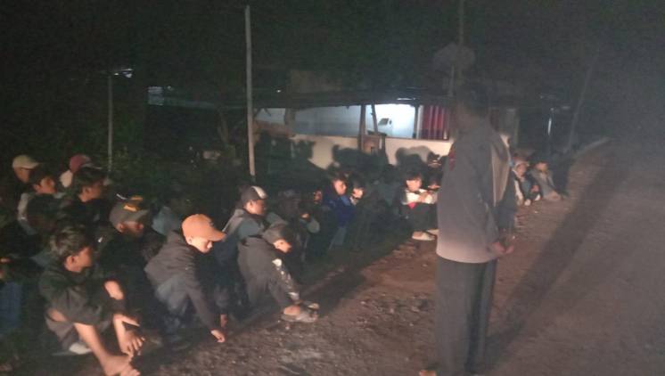 CuplikCom-42-Orang-Diamankan-Polsek-Losarang,-Diduga-Kelompok-Gank-Motor-04022024180553-WhatsApp_Image_2024-02-04_at_15.05.12.jpeg