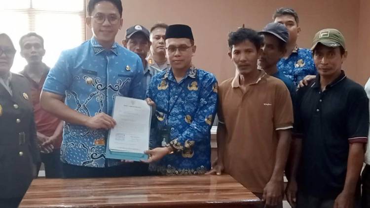 CuplikCom-56-Warga-Sukabaru-Dapat-Angin-Segar,-Bupati-Egi-Tindaklanjuti-Ganti-Rugi-Lahan-Tol-02102025083500-IMG-20251002-WA0002.jpg