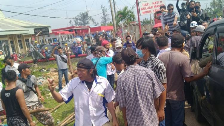 CuplikCom-Aksi-Ricuh-Warga-Tolak-Pemagaran-Lahan-PT-Pelindo-Bengkulu-13112020220335-20201113_215944.jpg