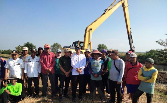 CuplikCom-Antisipasi-Air-Rob-Laut,-Bupati-Nina-Kirim-Bantuan-Alat-Berat-Beckho-22082024173031-IMG-20240822-WA0002.jpg