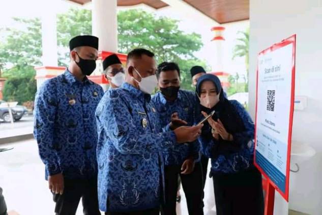 Antisipasi Varian Baru Omicron, Masuk Kantor Bupati Pemkab Lamsel Wajib Scan Aplikasi PeduliLindungi CuplikCom-Antisipasi-Varian-Baru-Omicron,-Masuk-Kantor-Bupati-Pemkab-Lamsel-Wajib-Scan-Aplikasi-PeduliLindungi-17012022181549-FB_IMG_16424175363220698.jpg