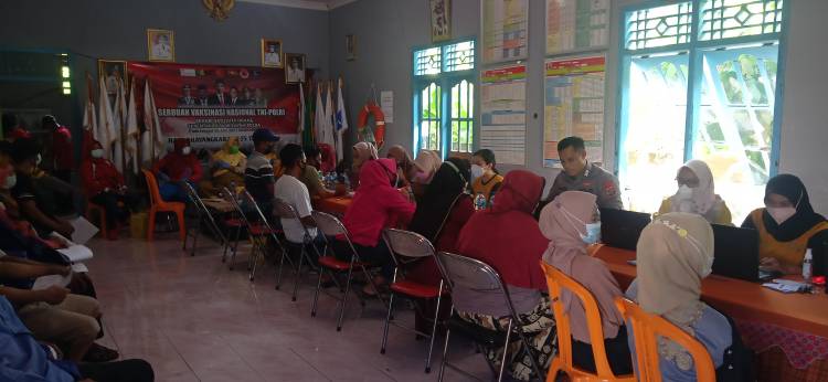 CuplikCom-Antusias-Masyarakat-Desa-Sumur-Menyambut-Gebyar-Vaksinasi-Program-Polri-12102021145215-IMG20211012134518.jpg