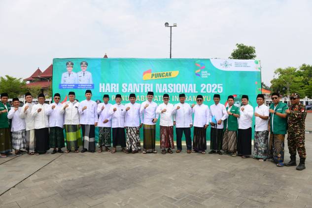 CuplikCom-Apel-Hari-Santri-2025-Sinergi-Pemkab-Indramayu-Teguhkan-Penguatan-Peran-Santri-23102025042632-WhatsApp_Image_2025-10-22_at_15.31.02.jpeg