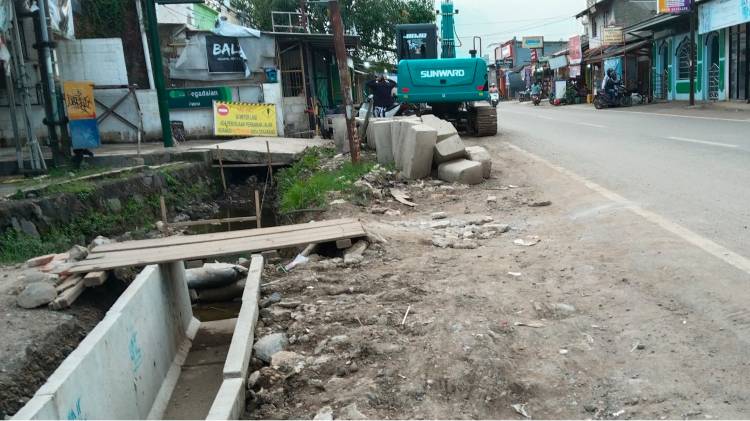 Atasi Banjir, Saluran Samping Jalan Patrol Dipasangi U-Ditch CuplikCom-Atasi-Banjir,-Saluran-Samping-Jalan-Patrol-Dipasangi-U-Ditch-15112025194455-Pekerjaan_Udith_di_Jalan_Patrol.jpg