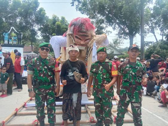 Babinsa Koramil 421-03/Pnh, Berikan Pengamanan Festival Ogoh-Ogoh Tingkat Kecamatan Diketapang CuplikCom-Babinsa-Koramil-421-03Pnh,-Berikan-Pengamanan-Festival-Ogoh-Ogoh-Tingkat-Kecamatan-Diketapang-12032023121250-IMG-20230312-WA0015.jpg
