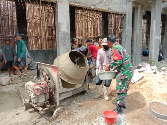 Bangkitkan Kebersamaan, Babinsa Koramil 421-03/Pnh , Gotong Royong Membangun Masjid CuplikCom-Bangkitkan-Kebersamaan,-Babinsa-Koramil-421-03Pnh-,-Gotong-Royong-Membangun-Masjid-30012023113109-IMG-20230130-WA0043.jpg
