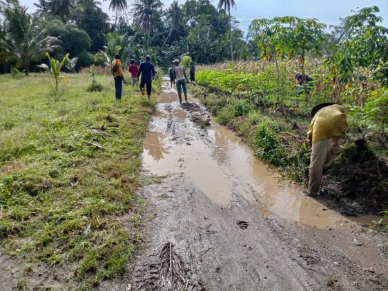CuplikCom-Bangun-Semangat-Gotong-Royong,-Pemerintah-Pekon-Bandar-Sukabumi-Bersihkan-Jalan-Lingkungan-20012023115649-IMG-20230120-WA0054.jpg