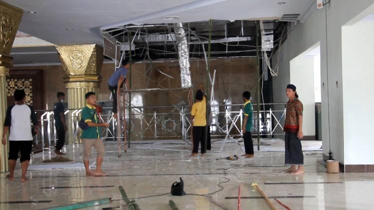 CuplikCom-Belum-Lama-Menaranya-Roboh,-Kini-Plafon-Masjid-Islamic-Center-Ambrol-24012021160907-IMG_20210124_15494334.jpg