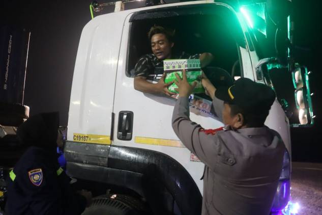 Bentuk Peduli Kepada Sopir Truk di Pelabuhan, Polres Lamsel Bersama PT BBJ Bagikan 600 Kotak Nasi CuplikCom-Bentuk-Kepedulian-kepada-Sopir-Truk-di-Pelabuhan,-Polres-Lamsel-Bersama-PT-BBJ-Bagikan-600-Kotak-Nasi-23122024104338-IMG-20241223-WA0011.jpg