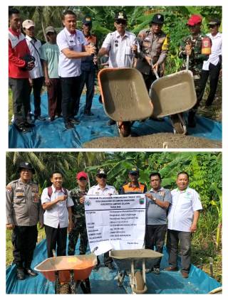 CuplikCom-Bentuk-Komitmen-Pembangunan-Infrastruktur,-Pemdes-Bakauheni-Manfaatkan-DD-Bangun-Jalan-Rabat-Beton-Didusun-Muara-Bakau-14052025112751-IMG_20250514_112608.jpg