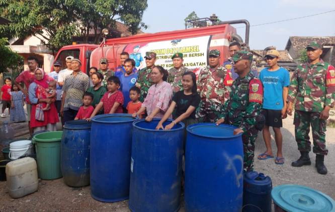 CuplikCom-Bentuk-Peduli-Sesama-Kodim-0421LS,-Koramil-03Pnh,-Salurkan-Bantuan-Air-Bersih-Untuk-Warga-Desa-Gayam-04092024181321-IMG_20240904_175824.jpg