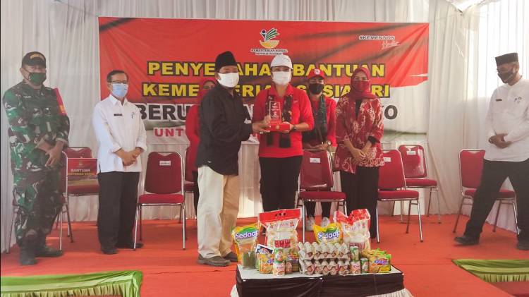 CuplikCom-Berkunjung-ke-Kota-Mangga,-Istri-Mensos-RI-Bagikan-Sembako-2000-Paket-02092020210818-Grace_Julian_P_Batubara_Mensos_RI_Ono_surono.jpg