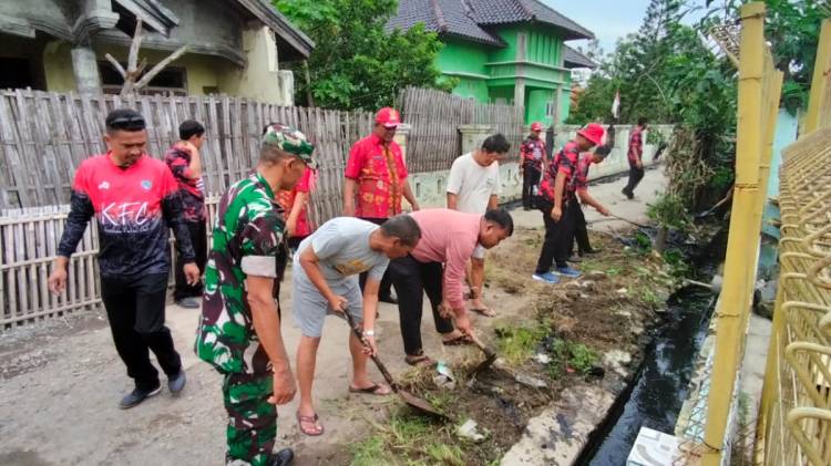 CuplikCom-Bersama-Unsur-Forkompimcam,-Camat-Patrol-Gelar-Aksi-Kebersihan-Lingkungan-27102022151112-IMG-20221027-WA0125.jpg