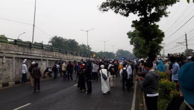 Bikin Ricuh! 200 Simpatisan Rizieq Shihab Diangkut Polisi CuplikCom-Bikin-Ricuh!-200-Simpatisan-Rizieq-Shihab-Diangkut-Polisi-24062021103503-20210624_102824.jpg