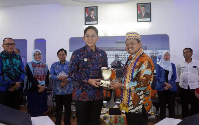 CuplikCom-Birokrasi-Digital-Ala-Sumedang-Jadi-Magnet,-Lampung-Selatan-Kirim-14-Perangkat-Daerah-Belajar-Digitalisasi-05072025134039-IMG_20250705_133825.jpg