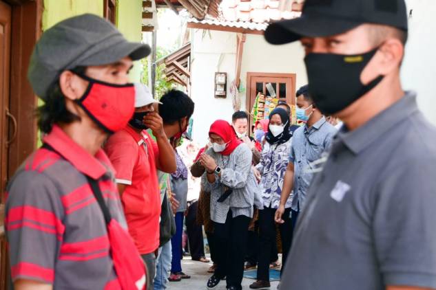 CuplikCom-Blusukan-ke-Gang-Sempit,-Nina-Agustina-Kunjungi-Posko-Relawan-dan-Sapa-Warga-Jatibarang-12102020172741-IMG-20201012-WA0026.jpg