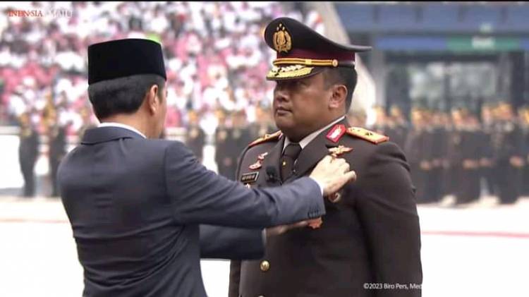Brigjen Pol Adi Vivid, Adik Bupati Indramayu Nina Agustina Terima Tanda Kehormatan dari Presiden RI CuplikCom-Brigjen-Pol-Adi-Vivid,-Adik-Bupati-Indramayu-Nina-Agustina-Terima-Tanda-Kehormatan-dari-Presiden-RI-02072023203943-1688304955063.jpg