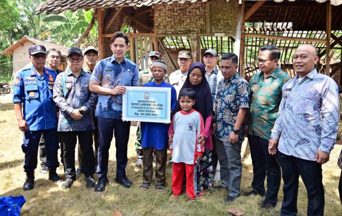 CuplikCom-Bupati-Egi-Salurkan-Bantuan-RTLH-untuk-Korban-Rumah-Ambruk-di-Desa-Kertosari-Kecamatan-Tanjung-Sari-25042025191023-680b2ba18e654.jpeg
