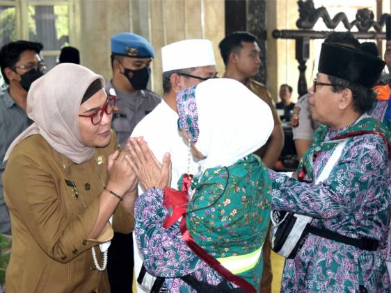 Bupati Indramayu Lepas Keberangkatan Calon Jamaah Haji Kloter 17 CuplikCom-Bupati-Indramayu-Lepas-Keberangkatan-Calon-Jamaah-Haji-Kloter-17-16062022153914-IMG-20220616-WA0025.jpg