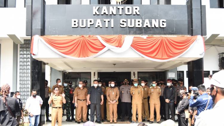 CuplikCom-Bupati-Indramayu-dan-Subang-Bertemu-Bahas-Soal-Dampak-Ekonomi-Pelabuhan-Patimban-23082021225033-WhatsAssssssssssssswertyuiuytr4.jpg