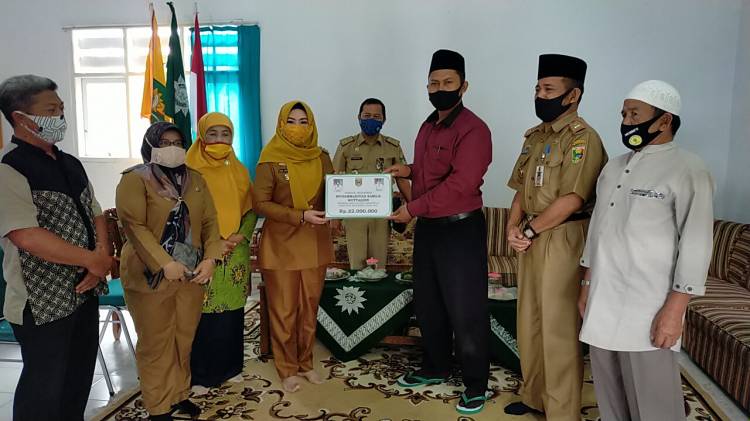 Bupati Kembali Lakukan Silaturahmi dan Serahkan Bantuan Pondok Pesantren CuplikCom-Bupati-Kembali-Lakukan-Silaturahmi-dan-Serahkan-Bantuan-Pondok-Pesantren-08092020201155-IMG-20200908-WA0117.jpg