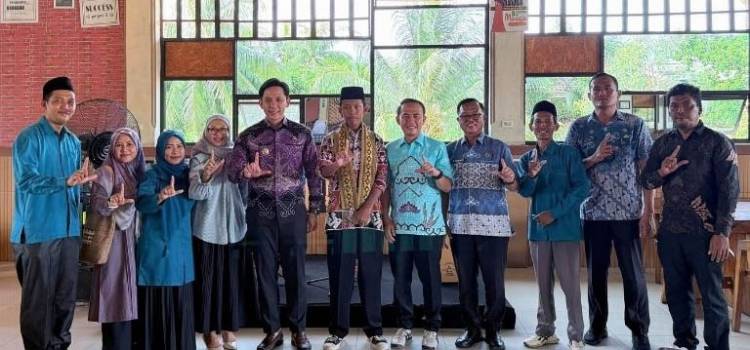 Bupati Lampung Selatan Apresiasi Siswa MTs Mathlaul Anwar Juara Olimpiade Madrasah CuplikCom-Bupati-Lampung-Selatan-Apresiasi-Siswa-MTs-Mathlaul-Anwar-Juara-Olimpiade-Madrasah-07112025210300-IMG-20251107-WA0039.jpg