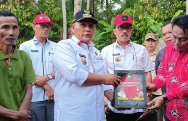 CuplikCom-Bupati-Lampung-Selatan-Bantu-Dua-Rumah-Roboh-Milik-Warga-Tanjung-Agung-Katibung-01022024234549-IMG_20240201_234521.jpg