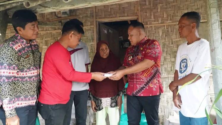 CuplikCom-Bupati-Lamsel-Kembali-Berikan-Bantuan-RTLH-Kepada-Warga-Yang-Membutuhkan-13082023105243-1691898182013.jpg