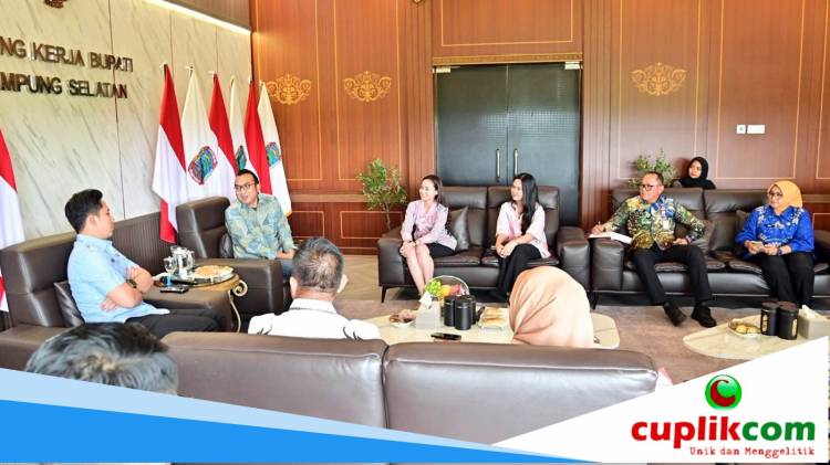 Bupati Lamsel Terima Audiensi Grand Elty Krakatoa, Bahas Trail Run 2025 dan Pembukaan Outlet Suvenir CuplikCom-Bupati-Lamsel-Terima-Audiensi-Grand-Elty-Krakatoa,-Bahas-Trail-Run-2025-dan-Pembukaan-Outlet-Suvenir-20112025165357-AddText_11-20-04.50.49.jpg