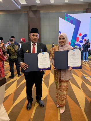 CuplikCom-Bupati-Nanang-Ermanto-Dan-Bunda-Winarni-Terima-Penghargaan-Dari-BKKBN-Pusat-06072022173748-IMG-20220706-WA0009.jpg