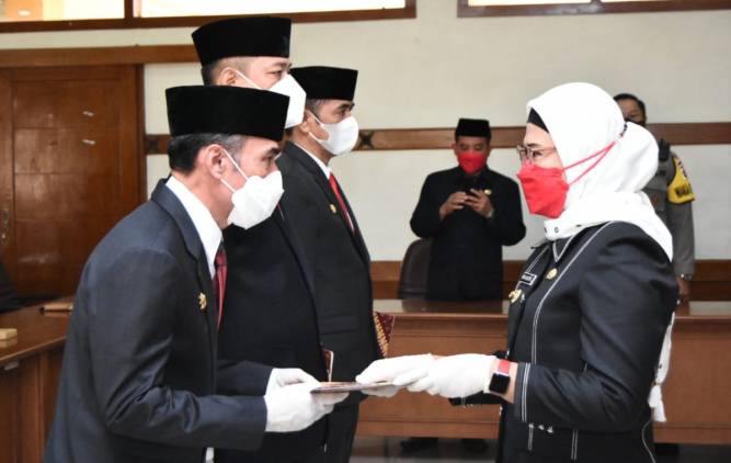 Bupati Nina Agustina Lantik Tiga Kepala Dinas CuplikCom-Bupati-Nina-Agustina-Lantik-Tiga-Kepala-Dinas-23042021154811-IMG_20210423_154205.jpg