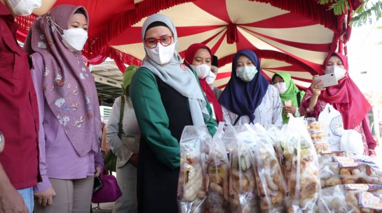 Bupati Nina Ajak Pemilik Produk UMKM Urus Perijinan Produk Industri Rumah Tangga CuplikCom-Bupati-Nina-Ajak-Pemilik-Produk-UMKM-Urus-Perijinan-Produk-Industri-Rumah-Tangga-29042022215148-IMG-20220429-WA0010.jpg