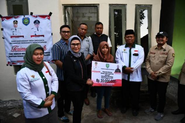 CuplikCom-Bupati-Nina-Berikan-Bantuan-Rumah-Layak-Huni,-Sasar-2-warga-Desa-Singajaya-13092023213412-IMG-20230913-WA0035.jpg
