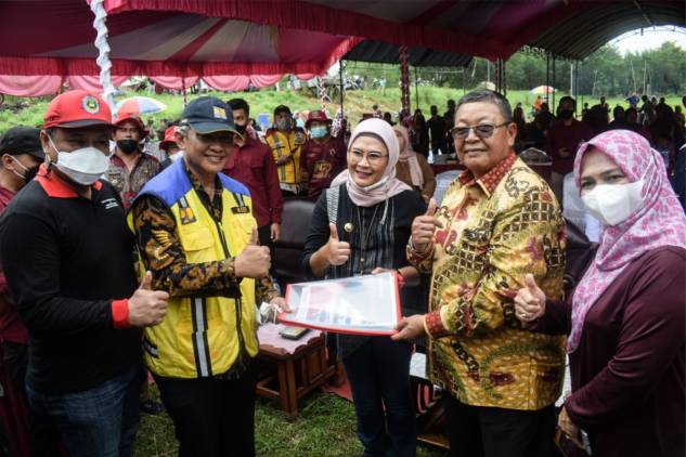 CuplikCom-Bupati-Nina-Bersama-Dedi-Wahidi-Resmikan-Jembatan-Gantung-01042022170443-IMG-20220401-WA0001.jpg