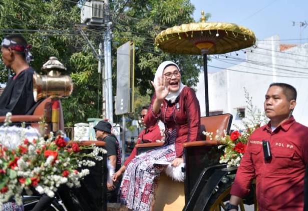 CuplikCom-Bupati-Nina-Naik-Kereta-Kencana-Ikuti-Kirab-Tunggul-dan-Pataka,-Sapa-Warga-Indramayu-07102023214837-IMG_20231007_171554.jpg