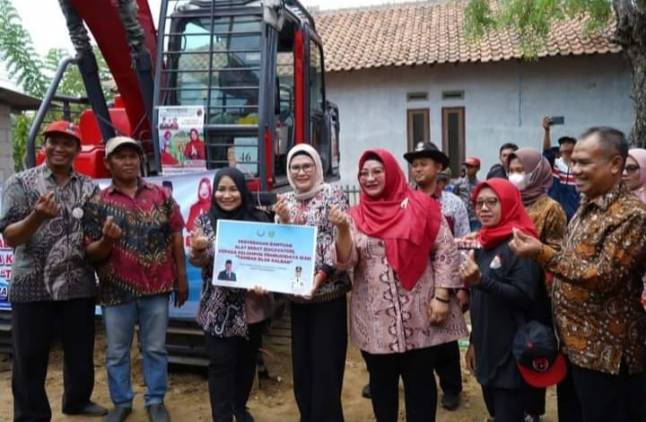 Bupati Nina Salurkan Bantuan Alat Berat Excavator Untuk Petani Tambak CuplikCom-Bupati-Nina-Salurkan-Bantuan-Alat-Berat-Excavator-Untuk-Petani-Tambak-05102023183658-IMG-20231005-WA0074.jpg