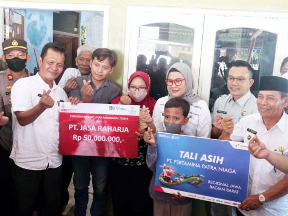 CuplikCom-Bupati-Nina-Serahkan-Bantuan-Kepada-Keluarga-Korban-Kecelakaan,-Ada-Beasiswanya-03082022215423-IMG-20220803-WA0022.jpg