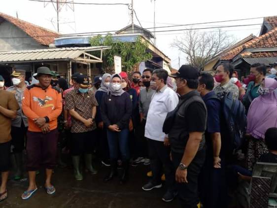 CuplikCom-Bupati-Nina-Tawarkan-Bedol-Desa-Pada-Warga-Korban-Banjir-Rob-di-Eretan-Wetan-04122021140556-FB_IMG_1638601320295.jpg