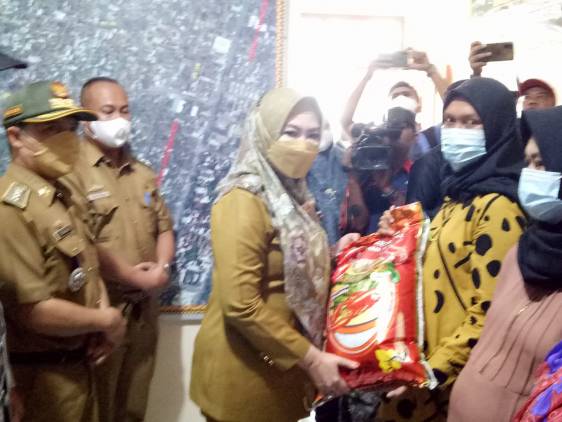 CuplikCom-Bupati-Tanggamus-Berikan-Bantuan-Stunting-Kepada-Ibu-Hamil-di-Kelurahan-Baros-24052022143046-IMG-20220524-WA0027.jpg