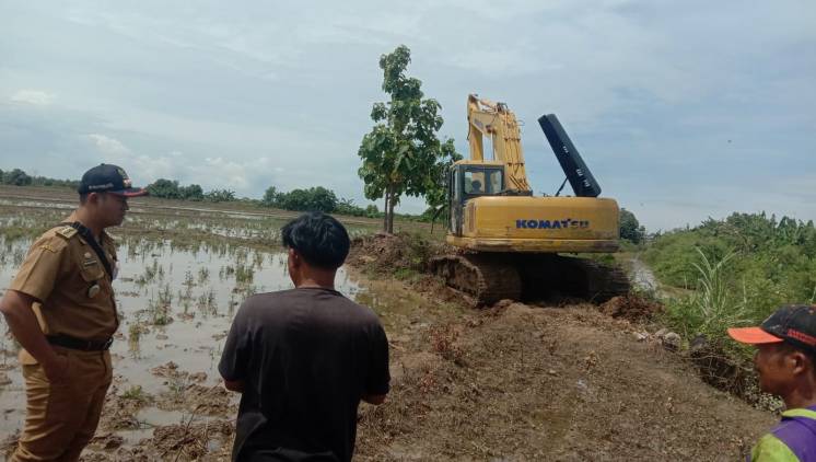 CuplikCom-Camat-Losarang-Monitoring-Pekerjaan-Rehabilitasi-Tanggul-Kritis-Sungai-Saradan-12122022123606-IMG-20221212-WA0020.jpg