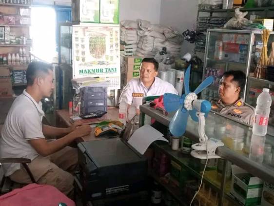 CuplikCom-Camat-dan-Kapolsek-Widasari-Datangi-Kios-Pupuk-Bersubsidi-20012023174802-IMG-20230120-WA0028.jpg