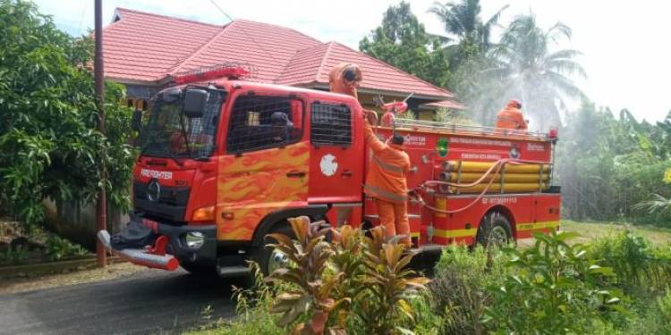 CuplikCom-Cegah-Penularan-Covid-19,-Petugas-PBK-Kota-Bengkulu-Gelar-Penyemprotan-Disinfektan-26122020170610-Petugas_PBK.jpg