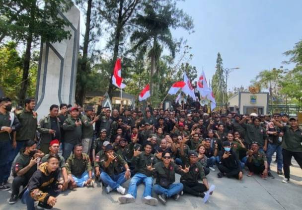CuplikCom-DPC-LSM-Trinusa-Kabupaten-Bekasi,-Desak-PJ-Bupati-Mundur-Dari-Jabatannya-08102023222834-IMG_20231008_221459.JPG