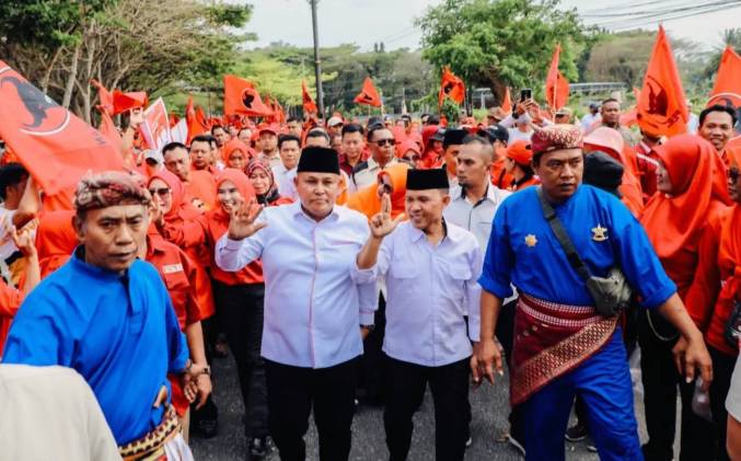 CuplikCom-Daftar-ke-KPU-Lamsel-Nanang-Beriman-Kompak-Pakai-Outfit-Hitam-Putih-29082024162515-IMG-20240829-WA0053.jpg
