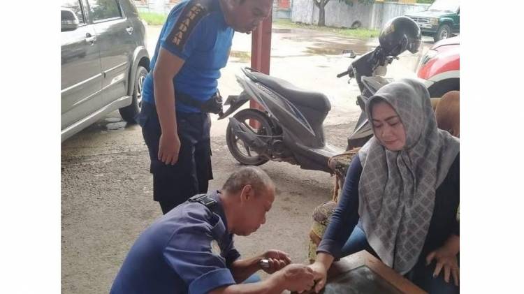 CuplikCom-Damkar-Indramayu-Evakuasi-Cincin-yang-Terjepit-di-Jari-Warga-Paoman-19052025132945-iufdsgsdoifjgsdfoijg15.jpg