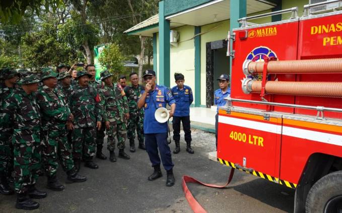 CuplikCom-Damkarmat-Lampung-Selatan-Perkuat-Sinergi-dengan-Kodim-0421LS-untuk-Tingkatkan-Kesiapsiagaan-Bencana-10102025173116-IMG-20251010-WA0026.jpg