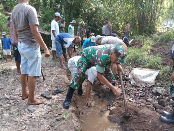 CuplikCom-Danramil-03Pnh-Bersama-Babinsa-Laksanakan-Bersih-Bersih-Aliran-Sungai-Didesa-Sumur-28102022111404-IMG-20221028-WA0010.jpg
