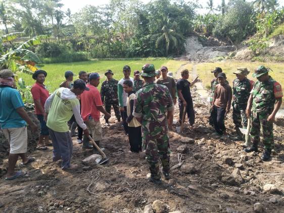 CuplikCom-Delapan-Anggota-Koramil-421-03Pnh,-Bantu-Masyarakat-Buat-Jalan-Penghubung-Dua-Desa-Diketapang-14102022124056-IMG-20221014-WA0013.jpg