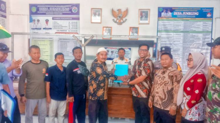 CuplikCom-Dengan-Berpeci-Putih,-Waskim-Daftar-Pilwu-Desa-Jumbleng-Losarang-10102025110850-IMG-20251010-WA0006.jpg